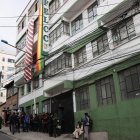 Fotografía del edificio de la Fuerza Especial de Lucha Contra el Crimen (FELCC), donde fue llevada la jueza Lilian Moreno tras ser detenida este lunes, en La Paz (Bolivia).