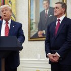 El presidente estadounidense, Donald Trump (i), habla antes de juramentar al exsenador David Perdue como embajador de Estados Unidos en China.