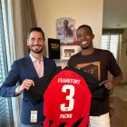 José Carlos Crespo en una de sus coberturas entrevistó a William Pacho, en Alemania.