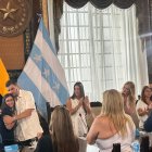 Blanca López recibe un abrazo de Aquiles Álvarez, tras la nominación de Tatiana Coronel como nueva vicealcaldesa.