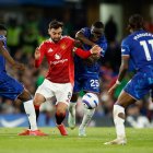 Moises Caicedo (c) marca a Bruno Fernandes durante el juego ante el Manchester United.