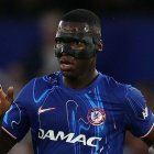 Moisés Caicedo y la mascara que viene usando en entrenamientos y partidos.