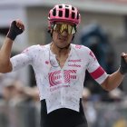 Richard Carapaz celebra tras la victoria al cruzar la meta de la 11ª etapa del Giro de Italia 2025 de 186kms.