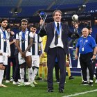 Doha (Qatar), 14/12/2024.- Head coach Guillermo Almada of CF Pachuca celebrates with the FIFA Challenger Cup trophy after winning their match agaubst Al Ahly FC, part of the FIFA Intercontinental Cup 2024 in Doha, Qatar, 14 December 2024. (Catar) EFE/EPA/NOUSHAD THEKKAYIL