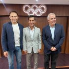 Jefferson Pérez (c), junto al presidente saliente de la FEA, Manuel Bravo (i).