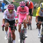 Latinos. Postal regional con Carapaz encabezando un momento el pelotón, ante el asecho de Egan Bernal (d) e Isaac Del Toro.