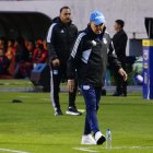 Jorge Célico con el ánimo abajo luego de que su equipo tuvo dos expulsados.