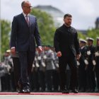 El canciller alemán, Friedrich Merz recibe con honores militares al presidente ucraniano, Volodímir Zelenski, en la Cancillería de Berlín, Alemania