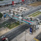 Los pasos peatonales están ubicados en los kilómetros 11.8 y 14.2, frente a la urbanización Portal al Sol y por Mi Comisariato, dos puntos de afluencia peatonal y vehicular.