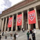 Personas caminan frente a la biblioteca de la Universidad de Harvard este lunes, en Boston (EE.UU.).