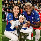Moisés Caicedo en familia festejando el título de la Conference League.