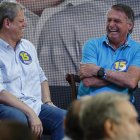 El expresidente ultraderechista brasileño Jair Bolsonaro (2019-2022) (d) ríe junto al gobernador del estado de Sao Paulo, Tarcísio de Freitas (i), durante un acto de campaña.
