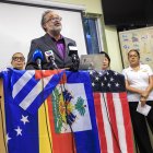 El director político del Movimiento de Red de Acción Familiar, Paul Christian Namphy (C), habla durante una conferencia de prensa sobre la decisión de la Corte Suprema de Estados Unidos.