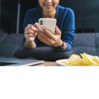 Una persona al manipular un teléfono celular. Referencial.