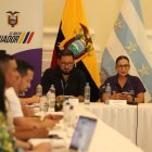 La gobernadora del Guayas, Zaida Rovira, durante la reunión con comerciantes de la Bahía de Guayaquil, este viernes 6 de junio.