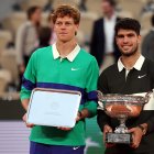 Alcaraz y Sinner durante la premiación de Roland Garros.
