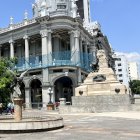 Estética. Al estar operativas las piletas, estas ayudarían a mejorar los espacios públicos; los académicos sugieren  que se rescate el valor patrimonial de estos elementos decorativos.