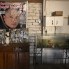 Una pancarta con la imagen de Gustavo Salazar, un conductor de autobús que fue asesinado por extorsionadores, se ve en la casa de su madre en Pamplona, ​​​​en las afueras de Lima.