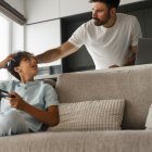 La sobreprotección en la crianza puede generar adultos con miedo a decidir. Aprende sus efectos y cómo fomentar autonomía en tus hijos