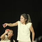 La obra "El sol seguirá subiendo, la sombra se irá corriendo, poco después volverá la tarde", del colectivo quiteño El Pez Dorado, es la primera en hacerse bajo esta modalidad.