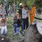 La gente local reacciona cerca del lugar de un ataque aéreo contra un edificio residencial de nueve pisos en Kiev, Ucrania, el 17 de junio de 2025.