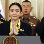 La primera ministra de Tailandia, Paetongtarn Shinawatra, haciendo el gesto de disculpa durante la rueda de prensa.