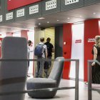 Fotografía de personas ingresando a una sede del PSOE en España.