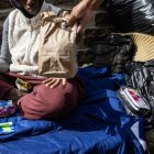 Genese Hubbard, asesora de recuperación en el Centro de Empleo Nuestro Pan Diario, reparte suministros y Narcan a una mujer sin hogar en Baltimore, Maryland.