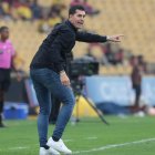 Ismael Rescalvo se mostró muy activo en la zona técnica en su debut como entrenador del Barcelona SC.