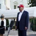 Senado de EEUU adopta el megaproyecto de ley de presupuestos de Trump


Washington, Estados Unidos



1 de julio de 2025 - 13:49 (UTC - 5)






El presidente estadounidense Donald Trump logró una importante victoria este martes con la aprobación por estrecho margen en el Senado de su colosal proyecto de ley de presupuestos, que incluye fondos para su política migratoria, exenciones fiscales y recortes a la cobertura médica.

Después de dos días de sesiones maratonianas, el resultado fue muy reñido.

A pesar de una mayoría republicana de 53 de 100 escaños, la votación terminó en un empate 50-50 y fue el vicepresidente JD Vance quien tuvo que emitir el voto final a favor, como lo exige la Constitución.

Una muestra más de la fuerte oposición que despierta, incluso dentro de sus propias filas, el Partido Republicano.

La ley "hermosa y grande", como la bautizó Trump, volverá ahora a la Cámara de Representantes, donde se enfrenta al rechazo de los demócratas y de republicanos opuestos a los drásticos recortes.

El mandatario de 79 años se puso el 4 de julio, feriado nacional que celebra el Día de la Independencia, como fecha tope simbólica para promulgarla.

- Explosión del déficit -

El texto prevé prolongar los enormes créditos fiscales adoptados durante el primer mandato de Trump (2017-2021), elimina el impuesto a las propinas e incluye miles de millones de dólares adicionales para defensa y control migratorio.

Tanto expertos como políticos prevén que dispare el déficit federal.

La Oficina de Presupuesto del Congreso, responsable de las evaluaciones imparciales del impacto de los proyectos de ley en las finanzas públicas, estima que incrementaría la deuda en más de 3 billones de dólares para 2034.

Para compensarlo parcialmente, los republicanos prevén recortar Medicaid, el programa público de seguro médico del que dependen millones de estadounidenses de bajos ingresos.

Los recortes en la atención médica podrían hacer que aproximadamente 12 millones de estadounidenses de bajos ingresos y con discapacidades pierdan su cobertura.

El paquete inyecta 350.000 millones para la seguridad fronteriza y el programa de deportaciones masivas de migrantes. Además revoca miles de millones de dólares en créditos fiscales para energías verdes adoptados durante el mandato del expresidente demócrata Joe Biden.

También se plantean reducir el programa SNAP de ayuda alimentaria.

- Impuesto a remesas -

Pero el texto del Senado supone un gran alivio para los migrantes al rebajar al 1% el impuesto a las remesas. En mayo los congresistas de la Cámara de Representantes lo habían fijado en 3,5%, un porcentaje alto, aunque inferior al 5% previsto en la versión inicial del proyecto de ley.

"Se impone a cualquier transferencia de remesas un impuesto equivalente al 1% del importe" pero solo a los pagos en efectivo e "instrumentos similares", como cheques de caja, se lee en el texto.

Quedan exentos los pagos realizados desde una cuenta bancaria en Estados Unidos o con una tarjeta de crédito o débito emitida en el país.

El impuesto se aplicaría a las transferencias realizadas a partir del 31 de diciembre de 2025.

Las encuestas muestran que el proyecto de ley es muy impopular y los demócratas prevén rentabilizar la ira con vistas a las elecciones de medio mandato de 2026, cuando esperan recuperar el control del Congreso.

Respaldados por un extenso análisis independiente, dicen que los recortes fiscales del proyecto de ley beneficiarían a los ricos.

"Hoy, los republicanos del Senado traicionaron al pueblo estadounidense y cubrieron al Senado de vergüenza absoluta", opinó Chuck Schumer, el líder de la minoría demócrata en el Senado.

Donald Trump también se enfrenta a recelo en su partido. De hecho tres senadores conservadores se opusieron.

A estas reticencias se ha sumado la oposición de Elon Musk, la persona más rica del mundo y exasesor de Trump que se enemistó con el presidente precisamente por este proyecto de presupuesto.

Musk acusa a los republicanos de dar la espalda a la revolución de los vehículos eléctricos y las energías limpias y llamó a crear un nuevo partido.

Trump reaccionó con amenazas.

"No lo sé. Tendremos que examinarlo", declaró el presidente a los periodistas en la Casa Blanca cuando le preguntaron si consideraría deportar a Musk, nacido en Sudáfrica aunque también tiene las nacionalidades estadounidense y canadiense.

rle-ft-erl/pno/mel

© Agence France-Presse


Senado de EEUU adopta el megaproyecto de ley de presupuestos de Trump


Washington, Estados Unidos



1 de julio de 2025 - 13:49 (UTC - 5)






El presidente estadounidense Donald Trump logró una importante victoria este martes con la aprobación por estrecho margen en el Senado de su colosal proyecto de ley de presupuestos, que incluye fondos para su política migratoria, exenciones fiscales y recortes a la cobertura médica.

Después de dos días de sesiones maratonianas, el resultado fue muy reñido.

A pesar de una mayoría republicana de 53 de 100 escaños, la votación terminó en un empate 50-50 y fue el vicepresidente JD Vance quien tuvo que emitir el voto final a favor, como lo exige la Constitución.

Una muestra más de la fuerte oposición que despierta, incluso dentro de sus propias filas, el Partido Republicano.

La ley "hermosa y grande", como la bautizó Trump, volverá ahora a la Cámara de Representantes, donde se enfrenta al rechazo de los demócratas y de republicanos opuestos a los drásticos recortes.

El mandatario de 79 años se puso el 4 de julio, feriado nacional que celebra el Día de la Independencia, como fecha tope simbólica para promulgarla.

- Explosión del déficit -

El texto prevé prolongar los enormes créditos fiscales adoptados durante el primer mandato de Trump (2017-2021), elimina el impuesto a las propinas e incluye miles de millones de dólares adicionales para defensa y control migratorio.

Tanto expertos como políticos prevén que dispare el déficit federal.

La Oficina de Presupuesto del Congreso, responsable de las evaluaciones imparciales del impacto de los proyectos de ley en las finanzas públicas, estima que incrementaría la deuda en más de 3 billones de dólares para 2034.

Para compensarlo parcialmente, los republicanos prevén recortar Medicaid, el programa público de seguro médico del que dependen millones de estadounidenses de bajos ingresos.

Los recortes en la atención médica podrían hacer que aproximadamente 12 millones de estadounidenses de bajos ingresos y con discapacidades pierdan su cobertura.

El paquete inyecta 350.000 millones para la seguridad fronteriza y el programa de deportaciones masivas de migrantes. Además revoca miles de millones de dólares en créditos fiscales para energías verdes adoptados durante el mandato del expresidente demócrata Joe Biden.

También se plantean reducir el programa SNAP de ayuda alimentaria.

- Impuesto a remesas -

Pero el texto del Senado supone un gran alivio para los migrantes al rebajar al 1% el impuesto a las remesas. En mayo los congresistas de la Cámara de Representantes lo habían fijado en 3,5%, un porcentaje alto, aunque inferior al 5% previsto en la versión inicial del proyecto de ley.

"Se impone a cualquier transferencia de remesas un impuesto equivalente al 1% del importe" pero solo a los pagos en efectivo e "instrumentos similares", como cheques de caja, se lee en el texto.

Quedan exentos los pagos realizados desde una cuenta bancaria en Estados Unidos o con una tarjeta de crédito o débito emitida en el país.

El impuesto se aplicaría a las transferencias realizadas a partir del 31 de diciembre de 2025.

Las encuestas muestran que el proyecto de ley es muy impopular y los demócratas prevén rentabilizar la ira con vistas a las elecciones de medio mandato de 2026, cuando esperan recuperar el control del Congreso.

Respaldados por un extenso análisis independiente, dicen que los recortes fiscales del proyecto de ley beneficiarían a los ricos.

"Hoy, los republicanos del Senado traicionaron al pueblo estadounidense y cubrieron al Senado de vergüenza absoluta", opinó Chuck Schumer, el líder de la minoría demócrata en el Senado.

Donald Trump también se enfrenta a recelo en su partido. De hecho tres senadores conservadores se opusieron.

A estas reticencias se ha sumado la oposición de Elon Musk, la persona más rica del mundo y exasesor de Trump que se enemistó con el presidente precisamente por este proyecto de presupuesto.

Musk acusa a los republicanos de dar la espalda a la revolución de los vehículos eléctricos y las energías limpias y llamó a crear un nuevo partido.

Trump reaccionó con amenazas.

"No lo sé. Tendremos que examinarlo", declaró el presidente a los periodistas en la Casa Blanca cuando le preguntaron si consideraría deportar a Musk, nacido en Sudáfrica aunque también tiene las nacionalidades estadounidense y canadiense.

rle-ft-erl/pno/mel

© Agence France-Presse


El presidente de Estados Unidos, Donald Trump.