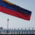 Fotografía de un barco que transporta petróleo en Maracaibo (Venezuela).