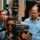 El gerente de la empresa municipal Segura, Álex Anchundia (izquierda), y el ministro del Interior, John Reimberg, recorrieron la Estación de Acción Segura (EAS) de la plaza del Centenario.