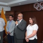 Jorge Delgado, junto a sus vicepresidentes Jefferson Pérez y Lorena Arroyo.