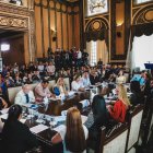Concejales sesionan en el Salón de la Ciudad, en el Palacio Municipal.
