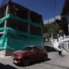 La construcción también afecta la movilidad, pues se ubica en una calle angosta y de doble sentido que, además, carece de señalización.