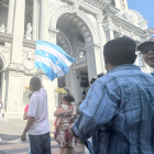 Ciudadanos permanecen en los exteriores del Municipio de Guayaquil durante el allanamiento ejecutado por la Fiscalía, en el marco de una investigación por presunta falsificación de documentos.