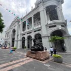 Ambiente en las afueras del Municipio de Guayaquil.