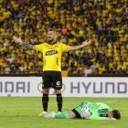 Darío Benedetto (c) de Barcelona SC reacciona, en el partido de la Copa Libertadores ante Cruzeiro en el estadio Monumental.