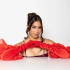 Para un máximo glamour, los guantes también pueden llevarse con anillos y pulseras sobrepuestos, logrando un efecto mucho más editorial, audaz y fashion.