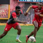 Jugadores del Barcelona SC se entrenan en el Monumental.