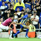 Ángel Di María (d) de Rosario disputa un balón con Ronald Briones de Independiente del Valle.