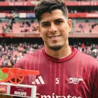 Piero Hincapié posa junto al trofeo que lo reconoce como el mejor futbolista del mes de febrero en el Arsenal.