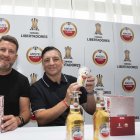 Patricio Urrutia y Damián Manso durante la presentación del 'Vaso de la historia’ en la capital.