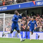 Moisés Caicedo es titular en Chelsea.