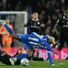 Moisés Caicedo (piso) en el partido entre Chelsea y Brighton, en la Premier League.