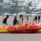 Operadores turísticos en Same, Atacames, preparan equipos para actividades acuáticas mientras ajustan sus jornadas ante el inminente toque de queda.