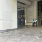 Ingreso al edificio donde opera el FMI, en Washington, EE.UU.