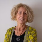 Froxán es doctora en psicología, catedrática en el área de personalidad, evaluación y tratamientos psicológicos y psicóloga clínica