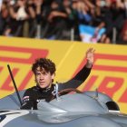 El piloto argentino de Fórmula Uno, Franco Colapinto, conduce un monoplaza Mercedes Benz durante la exhibición este domingo en Buenos Aires (Argentina).