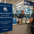 Una foto creada por IA para representar que los viajeros tienen que pagar impuesto si trae más de 3 litros de licores.
